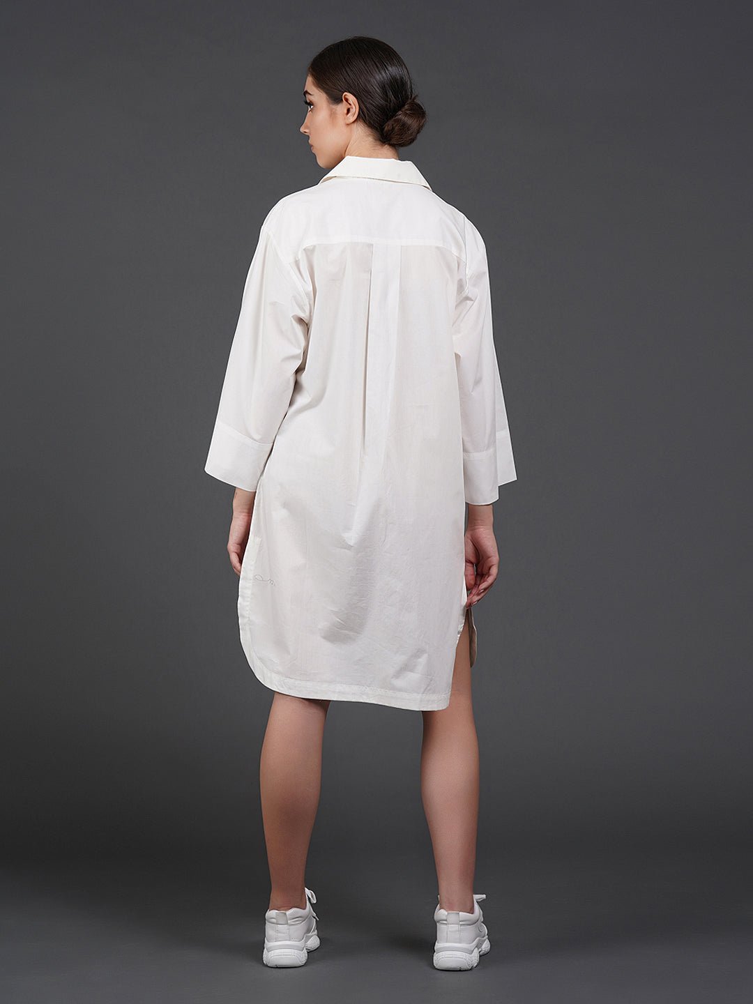 White cotton kurta showcasing abstract digital print in the front. - samantchauhan