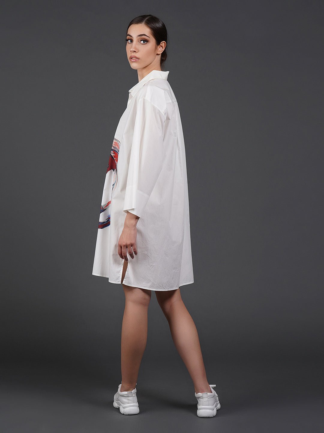 White cotton kurta showcasing abstract digital print in the front. - samantchauhan