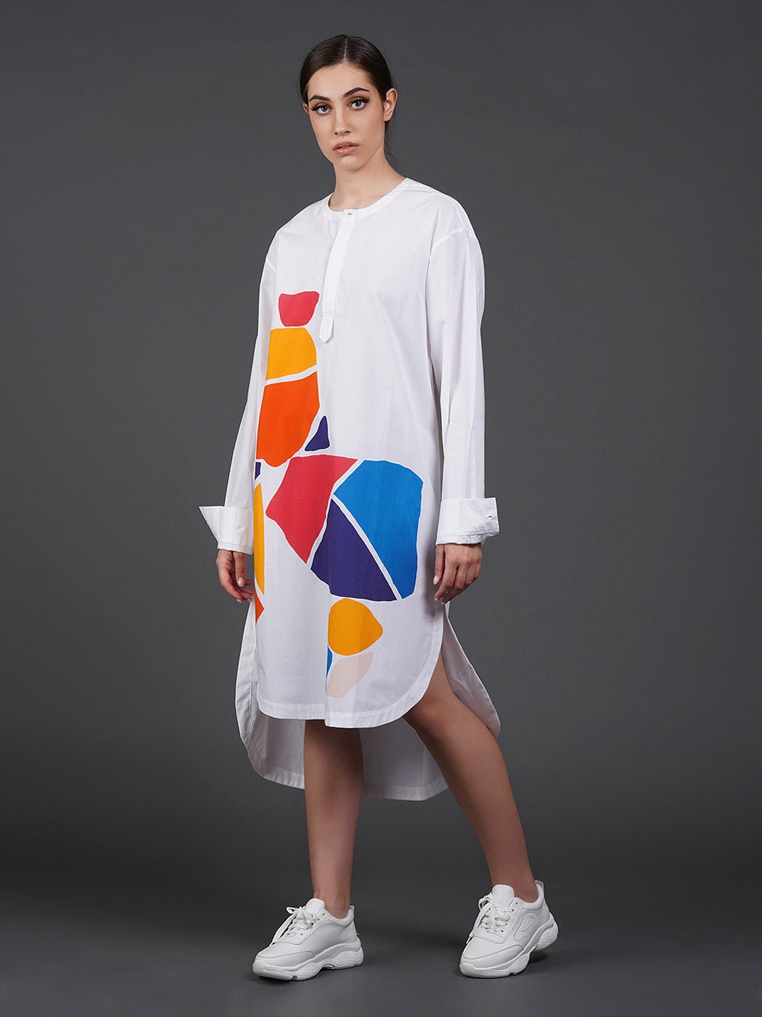 White cotton kurta showcasing abstract digital print in the front. - samantchauhan