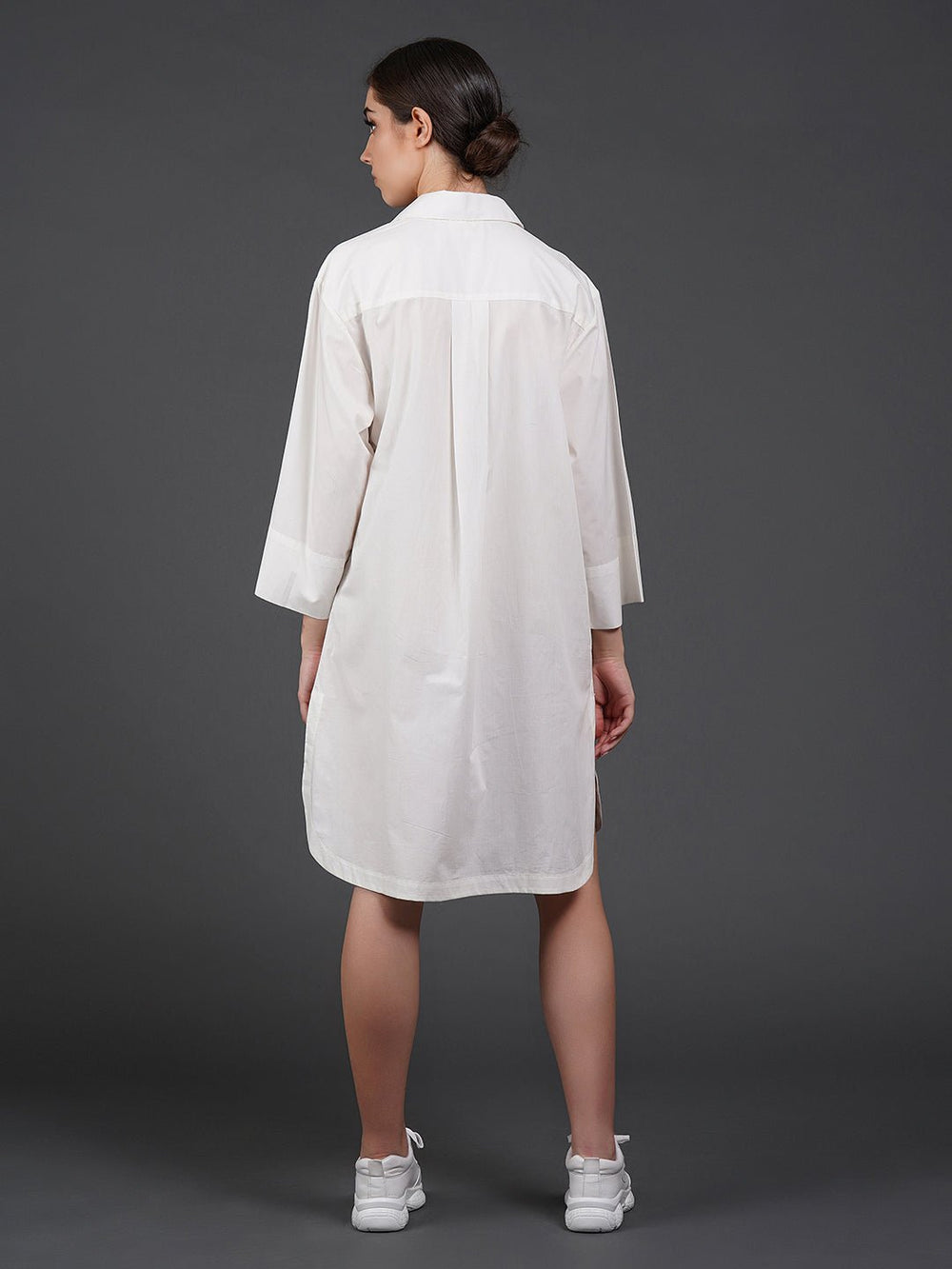 White cotton kurta showcasing abstract digital print in the front. - samantchauhan