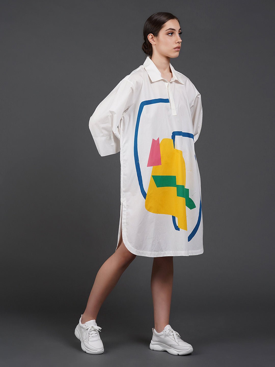 White cotton kurta showcasing abstract digital print in the front. - samantchauhan