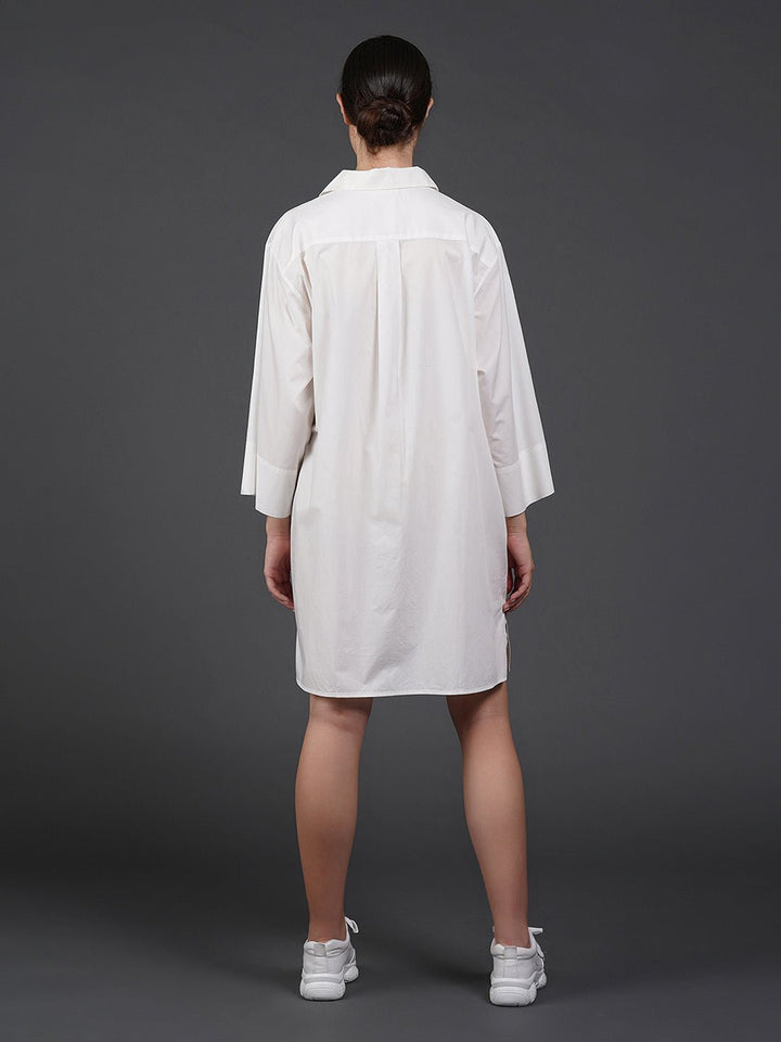 White cotton kurta showcasing abstract digital print in the front. - samantchauhan