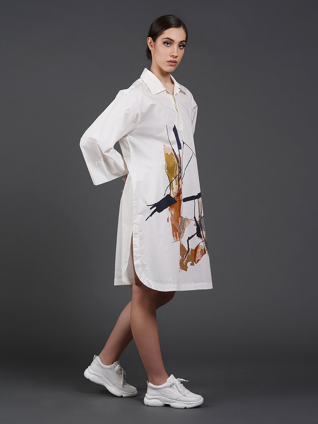 White cotton kurta showcasing abstract digital print in the front. - samantchauhan