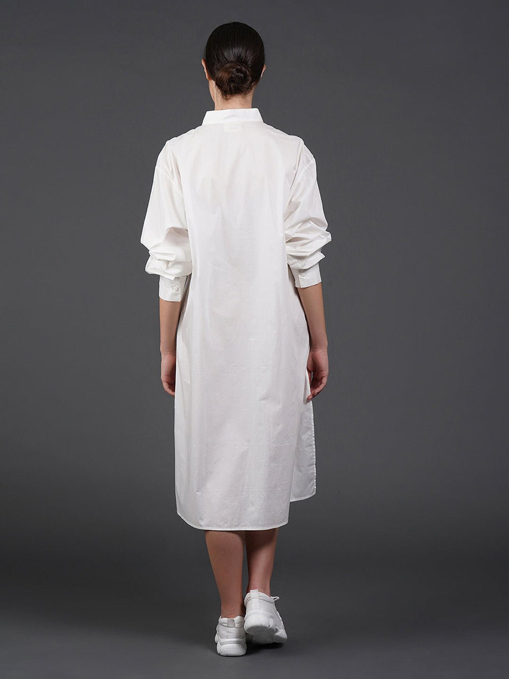 White cotton kurta showcasing abstract digital print in the front. - samantchauhan