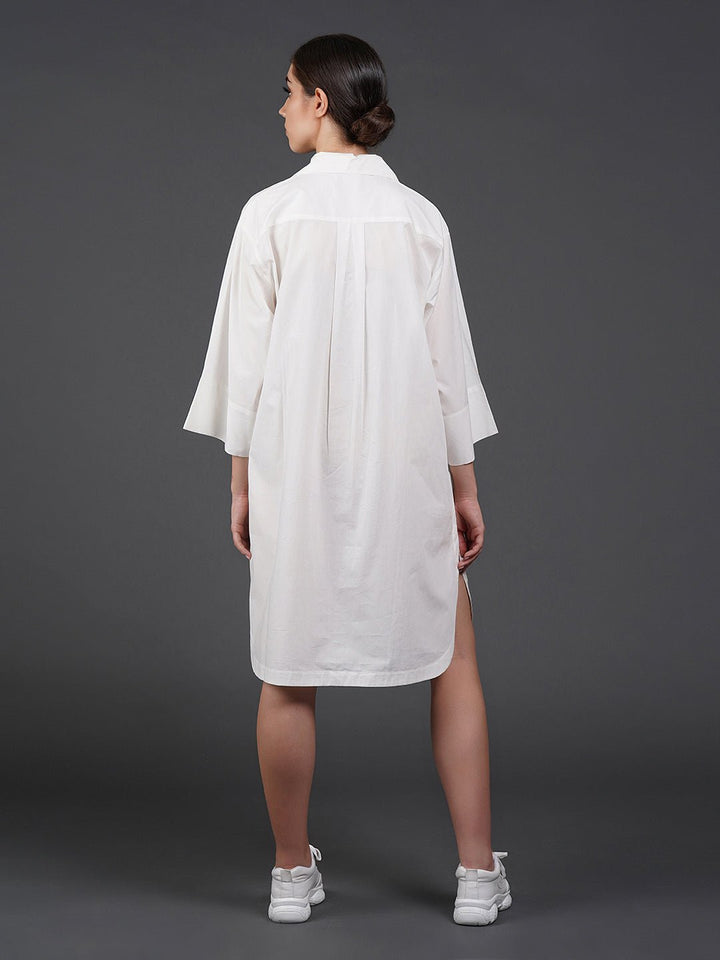 White cotton kurta showcasing abstract digital print in the front - samantchauhan