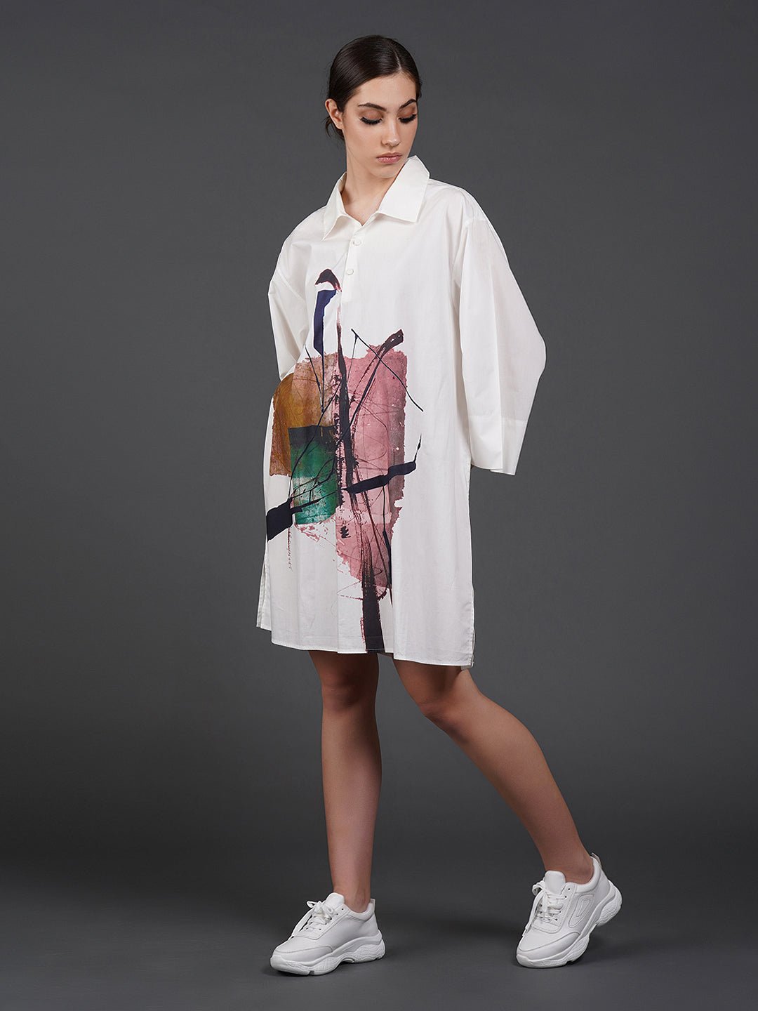 White cotton kurta showcasing abstract digital print in the front. - samantchauhan