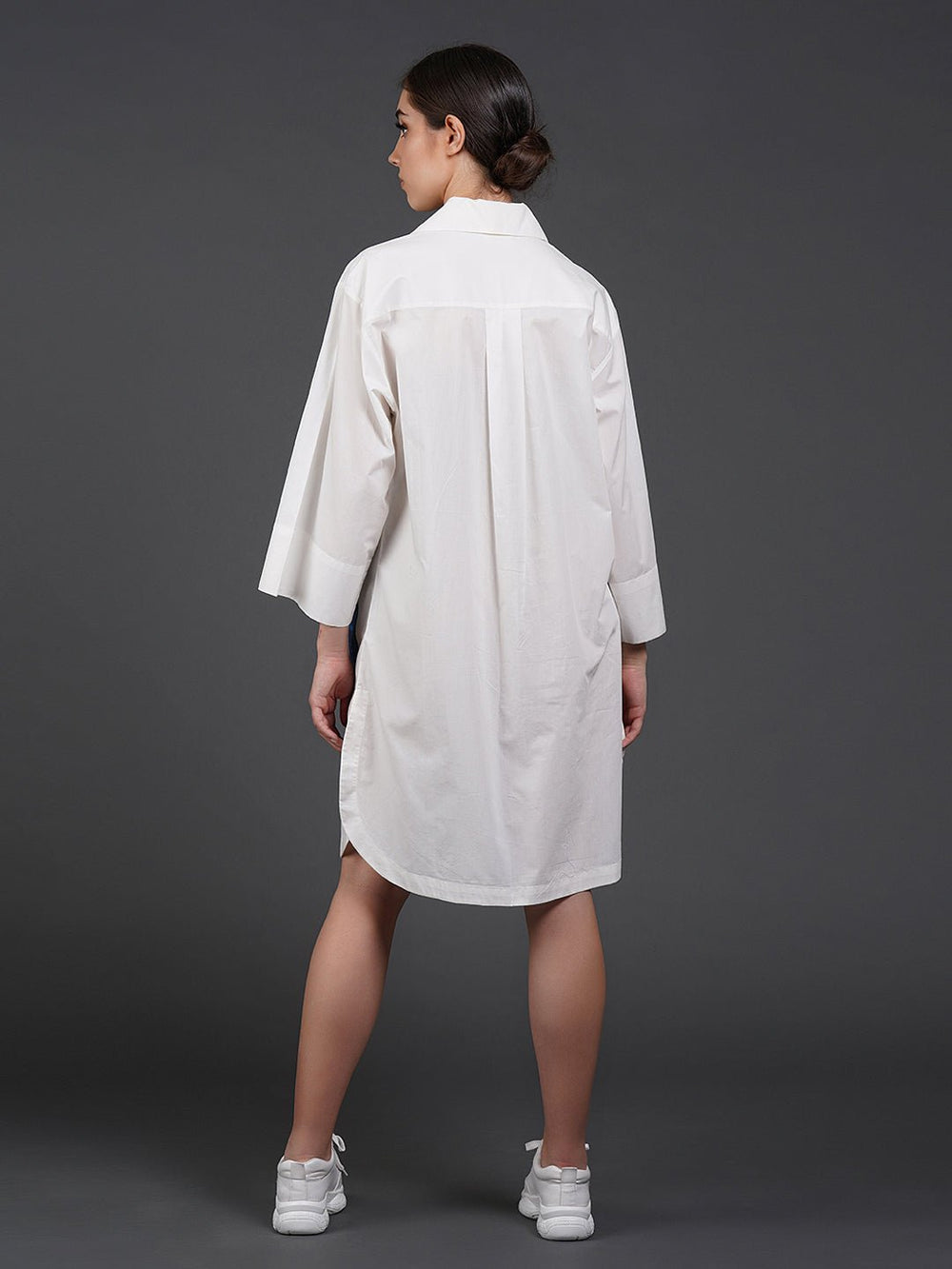 White cotton kurta showcasing abstract digital print in the front. - samantchauhan