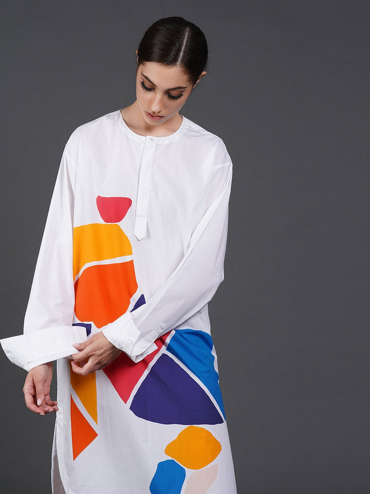 White cotton kurta showcasing abstract digital print in the front. - samantchauhan