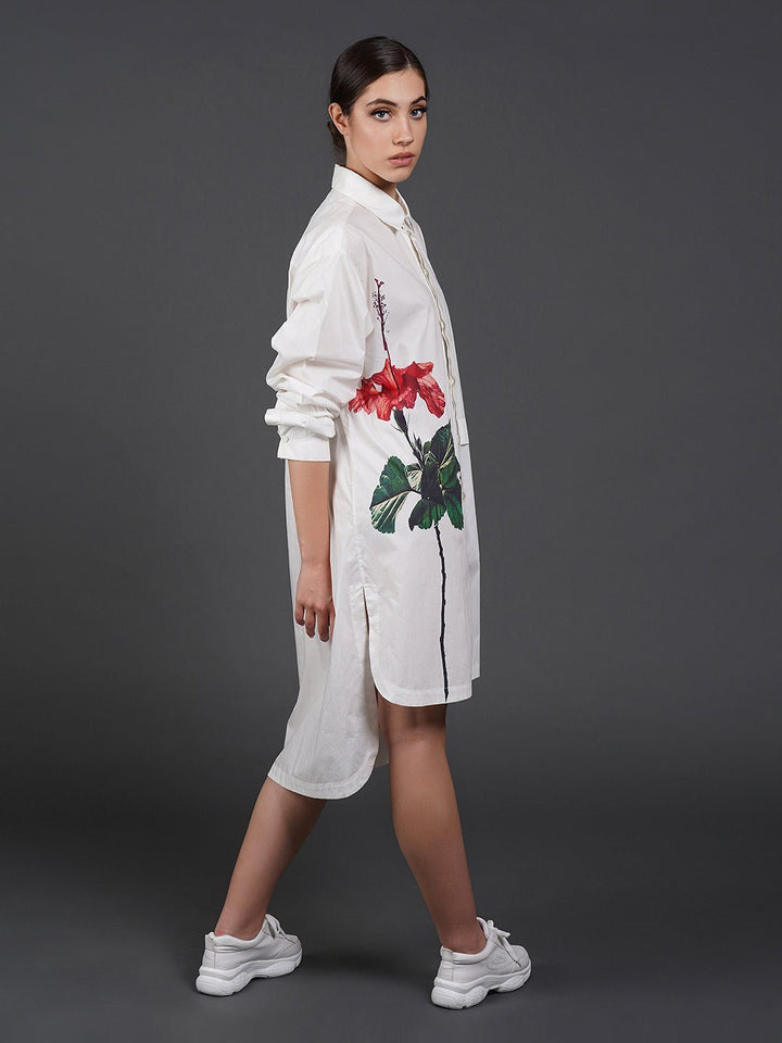 White cotton kurta showcasing abstract digital print in the front. - samantchauhan
