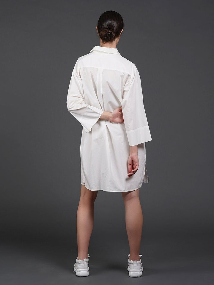 White cotton kurta showcasing abstract digital print in the front. - samantchauhan