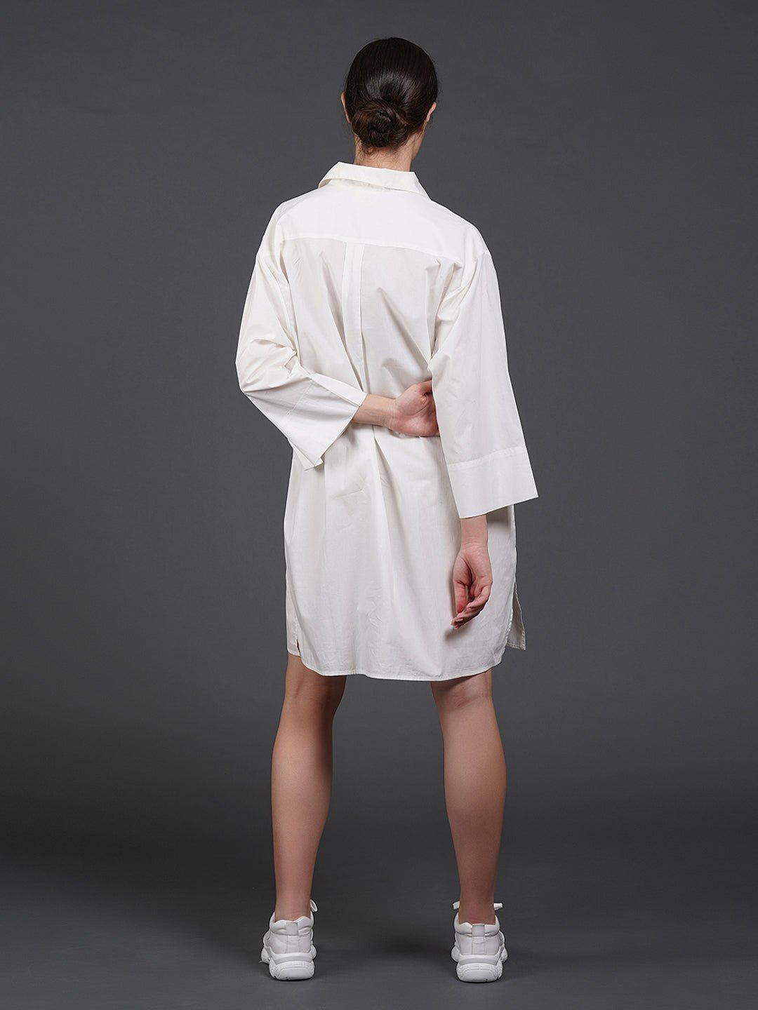 White cotton kurta showcasing abstract digital print in the front. - samantchauhan