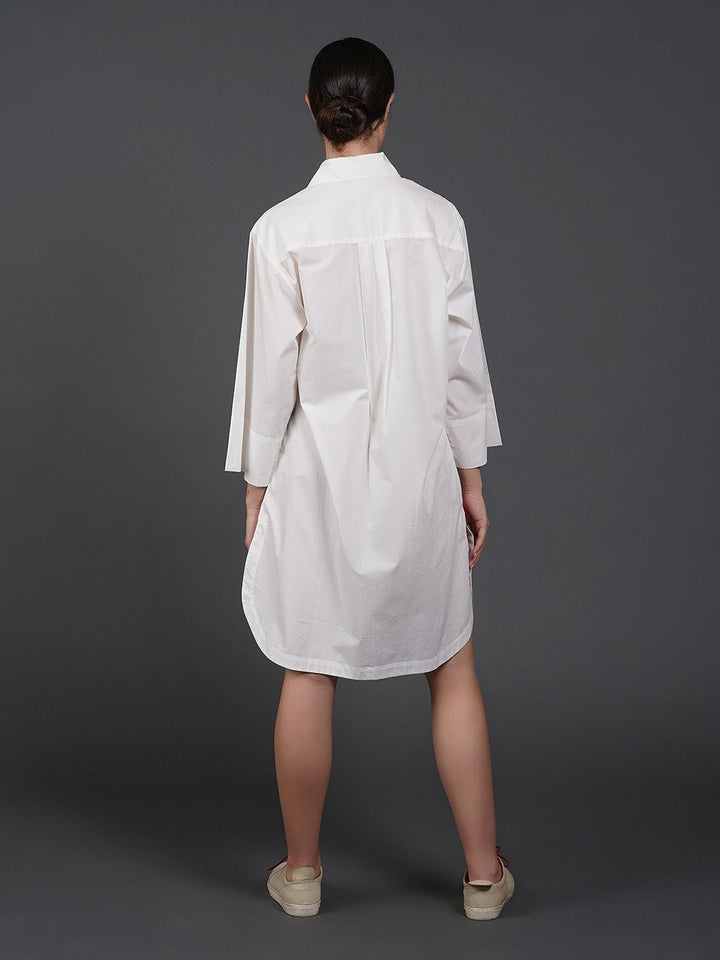 White cotton kurta showcasing abstract digital print in the front. - samantchauhan