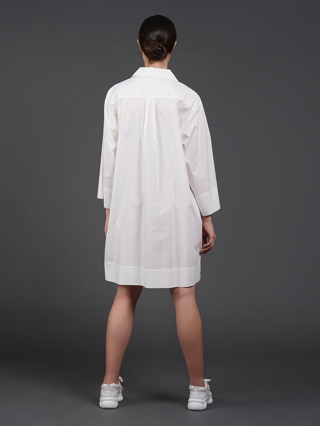 White cotton kurta showcasing abstract digital print in the front. - samantchauhan