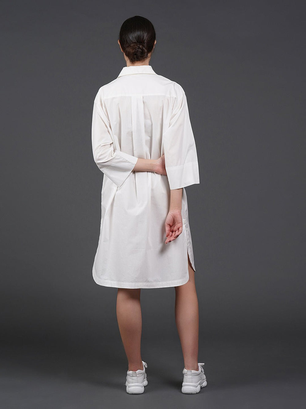 White cotton kurta showcasing abstract digital print in the front. - samantchauhan