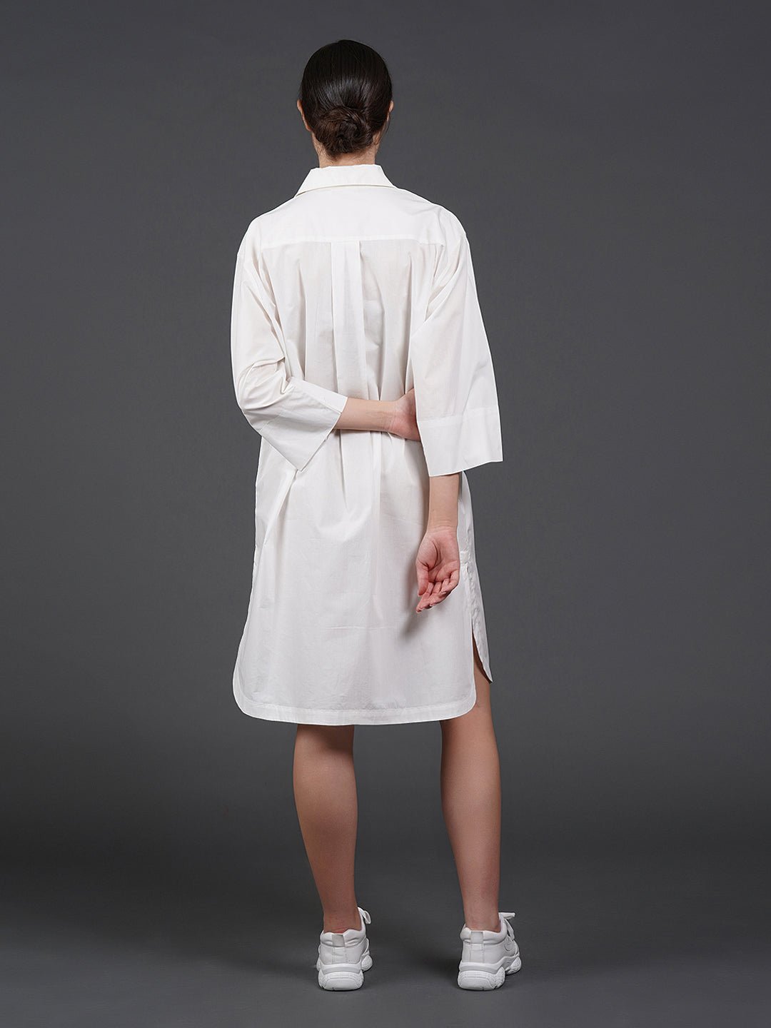 White cotton kurta showcasing abstract digital print in the front. - samantchauhan