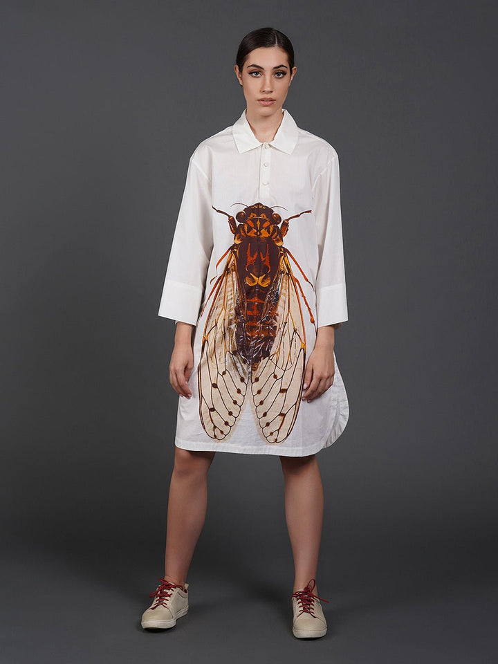 White cotton kurta showcasing abstract digital print in the front. - samantchauhan