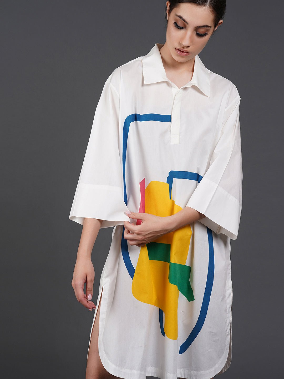 White cotton kurta showcasing abstract digital print in the front. - samantchauhan