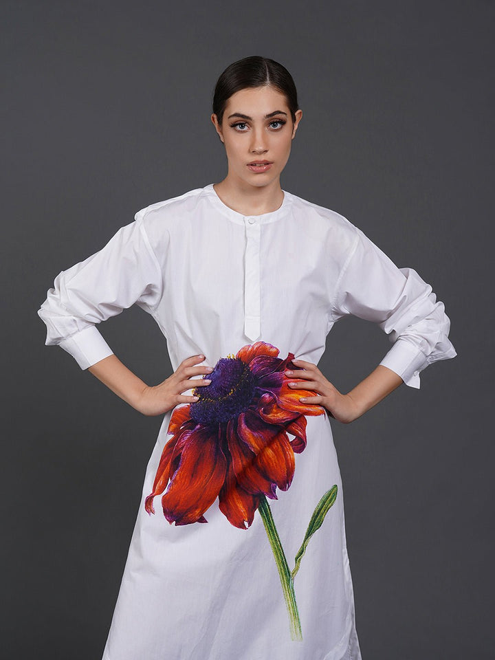 White cotton kurta showcasing abstract digital print in the front. - samantchauhan