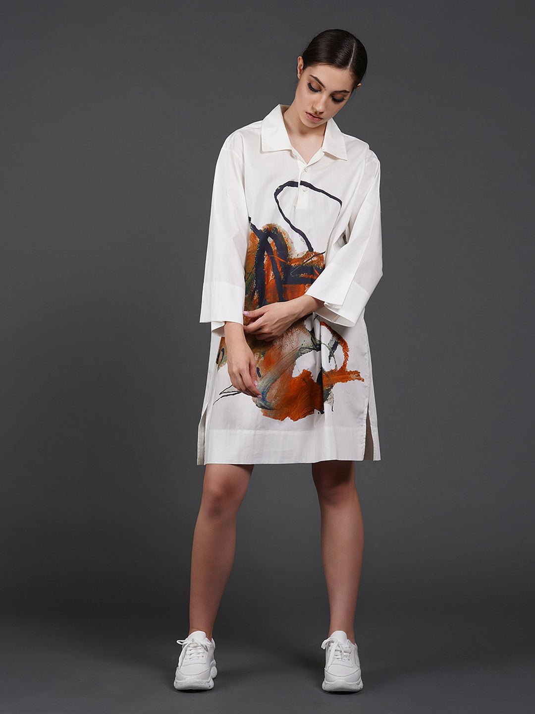 White cotton kurta showcasing abstract digital print in the front. - samantchauhan
