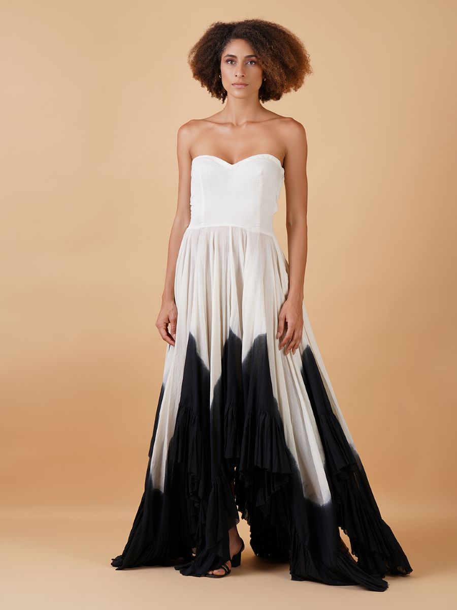 A cotton tube dress, creating an ombré of black and white